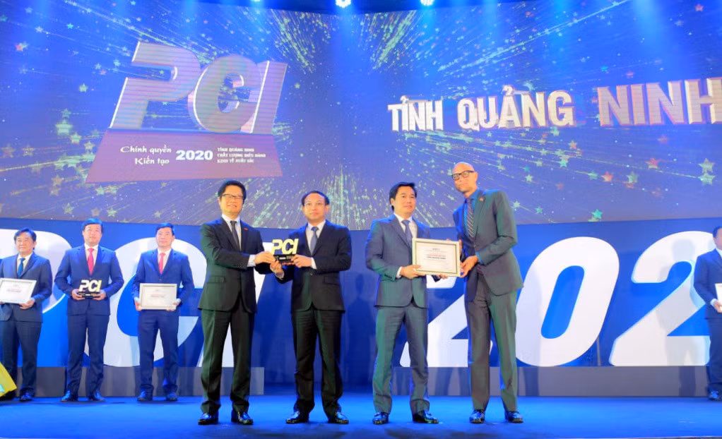 4 năm liên tiếp Quảng Ninh giữ vị trí quán quân PCI. (Trong ảnh: Lãnh đạo tỉnh Quảng Ninh nhận cúp quán quân PCI 2020). Ảnh: Minh Hà