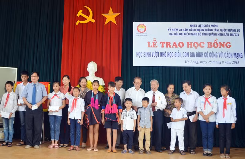&nbsp;Hội Khuyến học tỉnh trao học bổng cho học sinh vượt khó học giỏi, con gia đình có công với cách mạng.