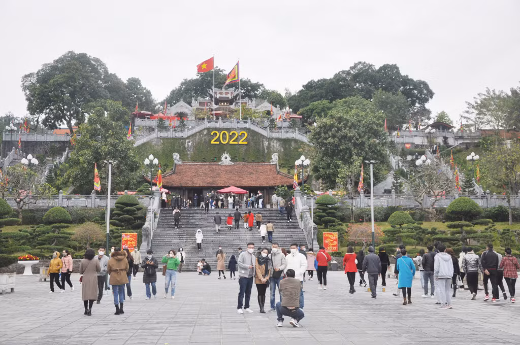 Không gian đẹp, thoáng đãng, hấp dẫn du khách tới đền Cửa Ông (Cẩm Phả).