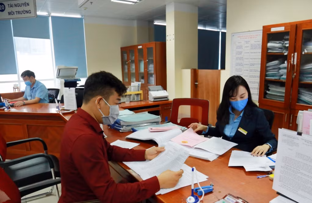  Chủ tịch UBND tỉnh Nguyễn Tường Văn kiểm tra tiến độ triển khai một số dự án tại huyện Vân Đồn, ngày 11/7. Ảnh: Mạnh Trường 