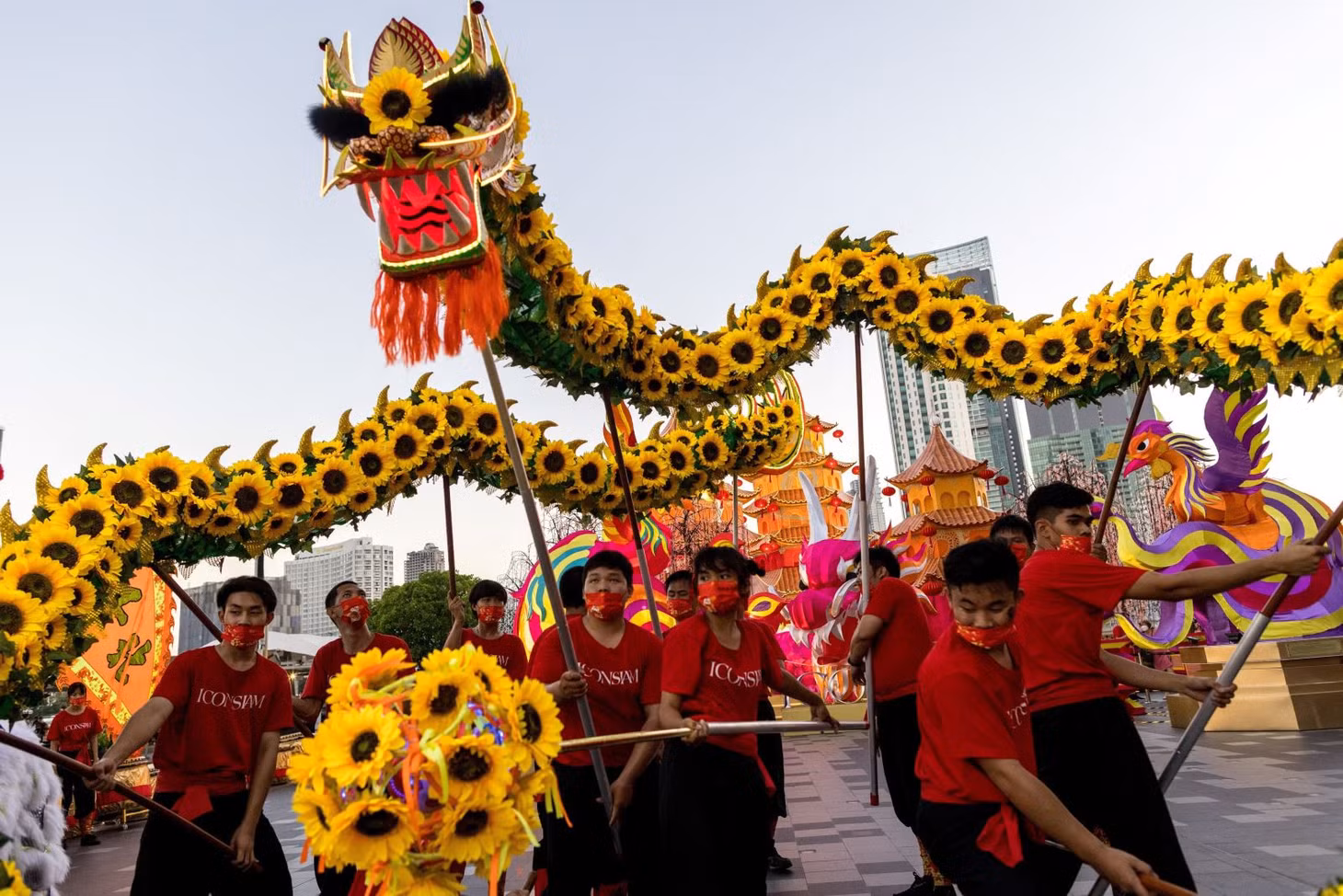 Nghệ sĩ biểu diễn múa rồng đón Tết Nguyên đán tại Bangkok, Thái Lan, ngày 31/1/2022. Ảnh: AFP/TTXVN