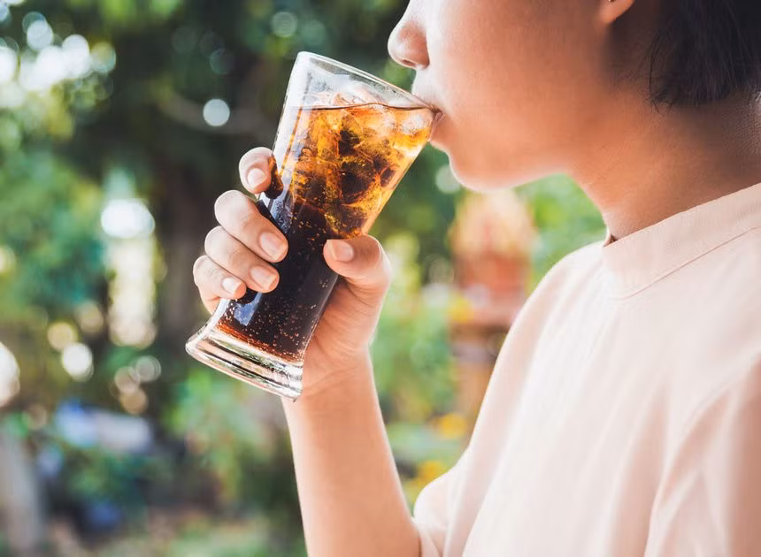 Uống nhiều nước ngọt là nguyên nhân khiến trẻ dễ béo phì, bệnh lý tim mạch, gián tiếp gây tiểu đường. Ảnh: Freepik.