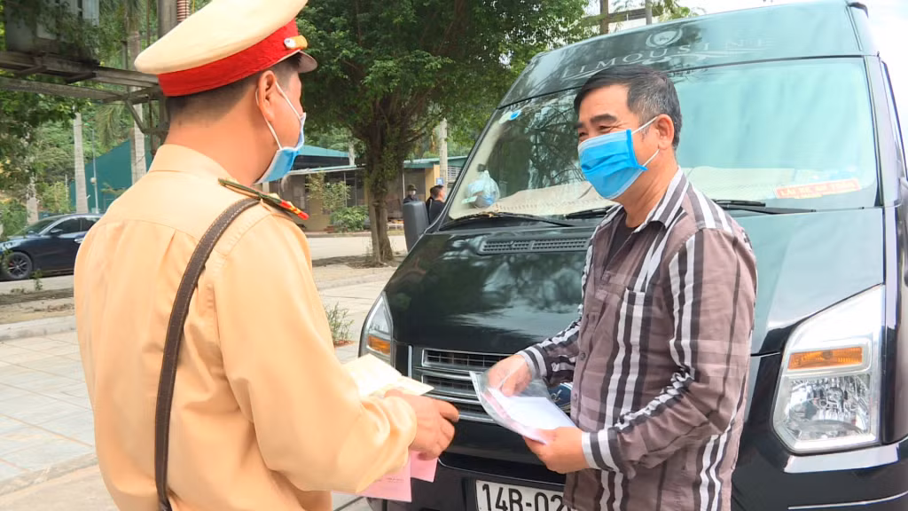 Đội CSGT số 2, Phòng CSGT đường bộ, đường sắt kiểm tra hành chính người điều khiển phương tiện xe khách trên QL 18 đoạn đi qua địa bàn TP Cẩm Phả.