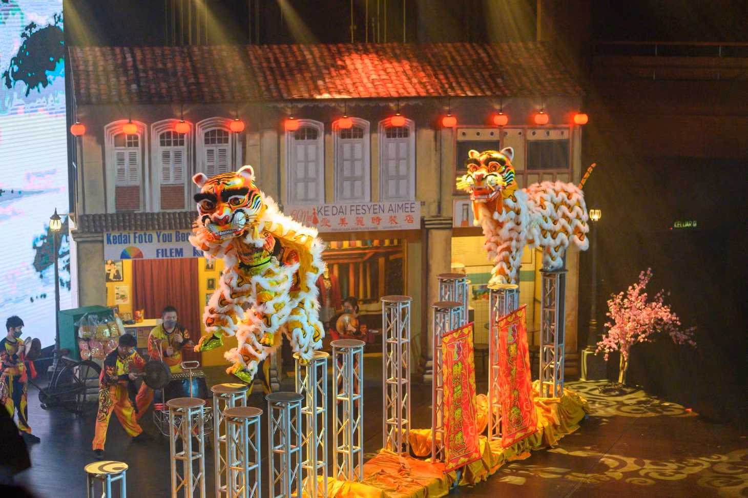 Nghệ sĩ biểu diễn múa hổ đón Tết Nguyên đán tại Kuala Lumpur, Malaysia. Ảnh: THX/TTXVN