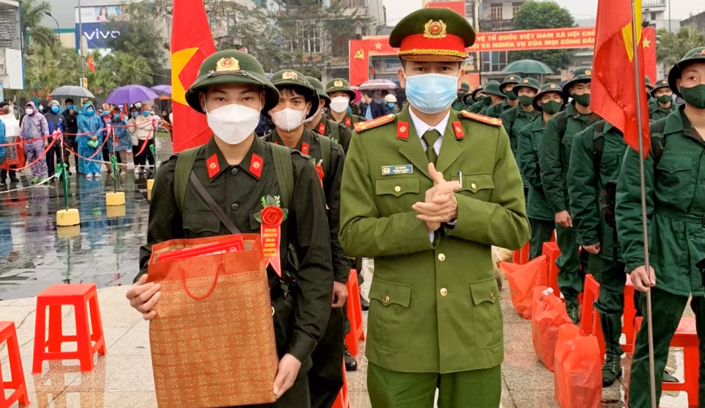 Thượng tá Hà Giang, Trưởng Công an huyện Ba Chẽ tặng quà cho tân binh trong lễ giao nhận quân, sáng 16/2/2022.