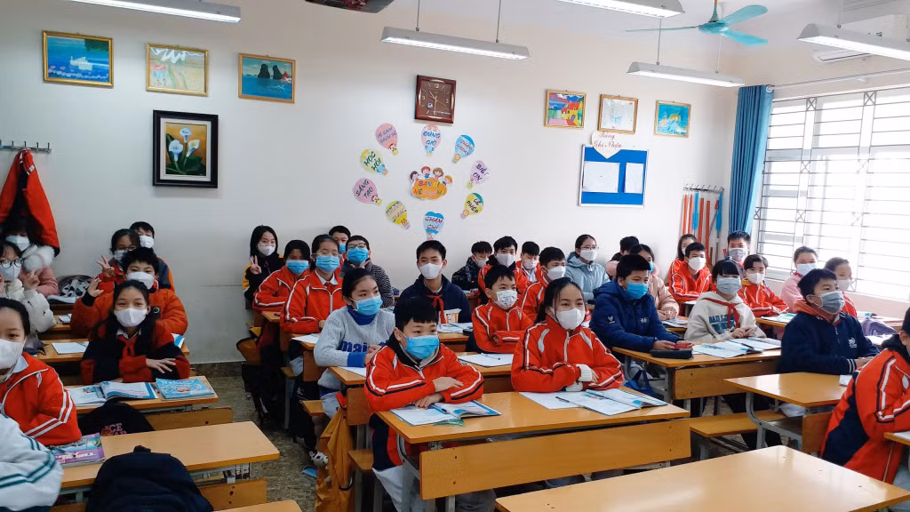 Lớp 6A8, Trường THCS Lý Tự Trọng, TP Hạ Long đến trường học trực tiếp, ngày 21/2.