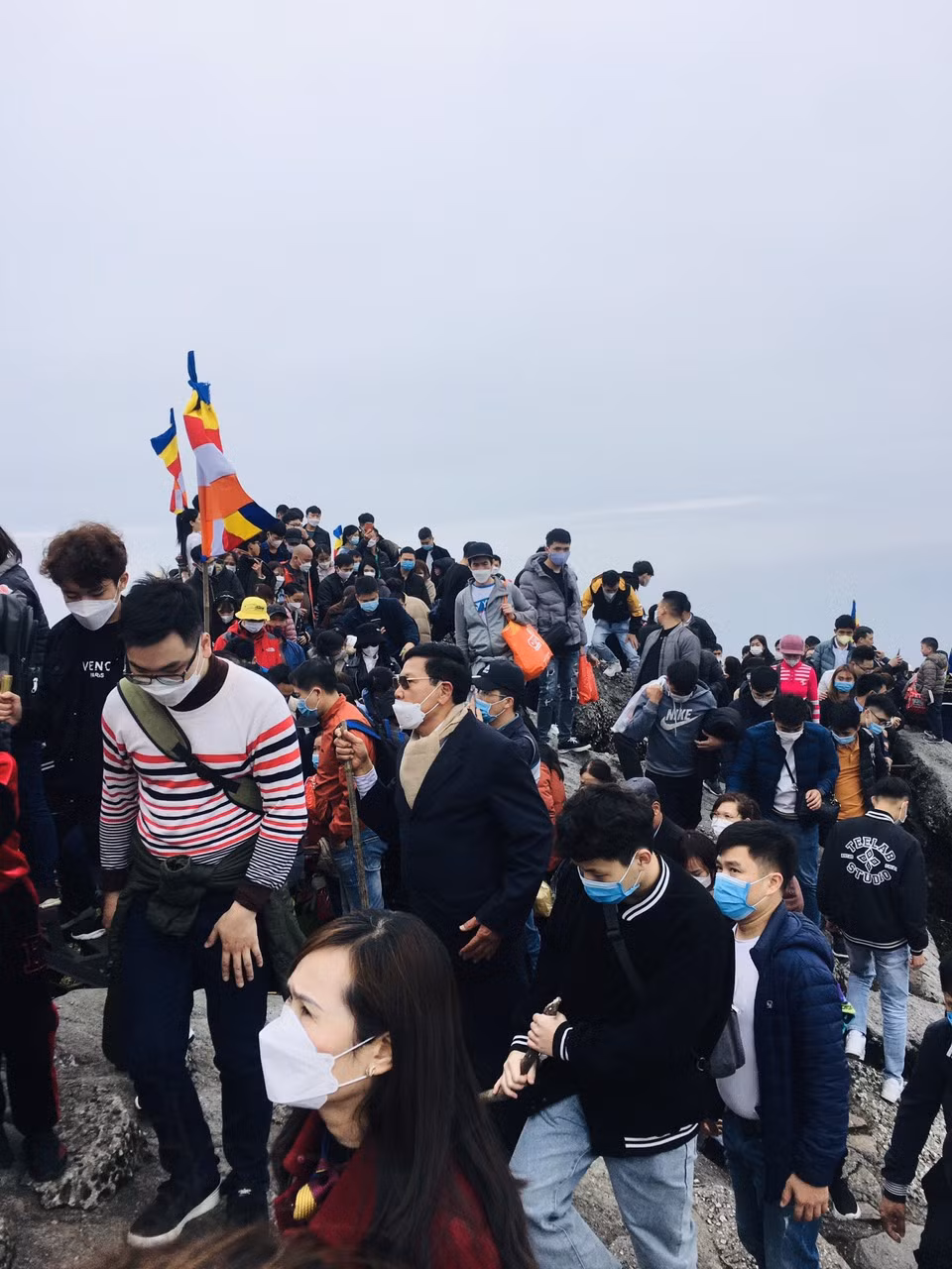 Du khách hành hương về Yên Tử đầu năm mới.