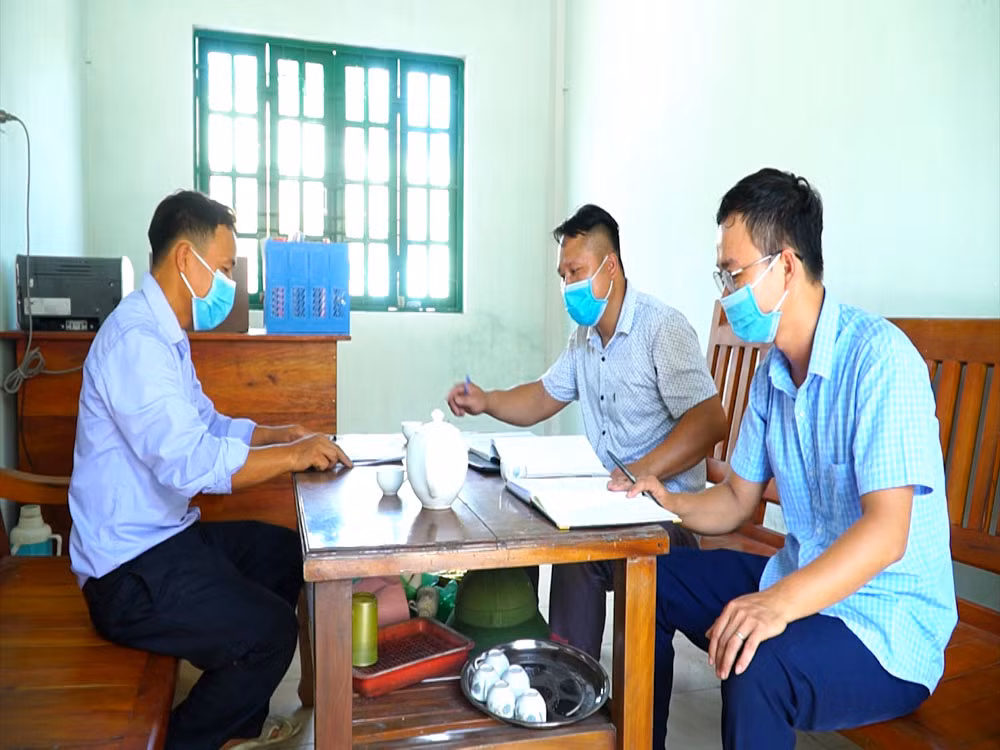 Anh Phúc cùng các thành viên trong HTX có nhiều buổi cùng ngồi bàn bạc sao cho việc trồng rừng của người dân xã Đồn Đạc và huyện Ba Chẽ được hiệu quả nhất