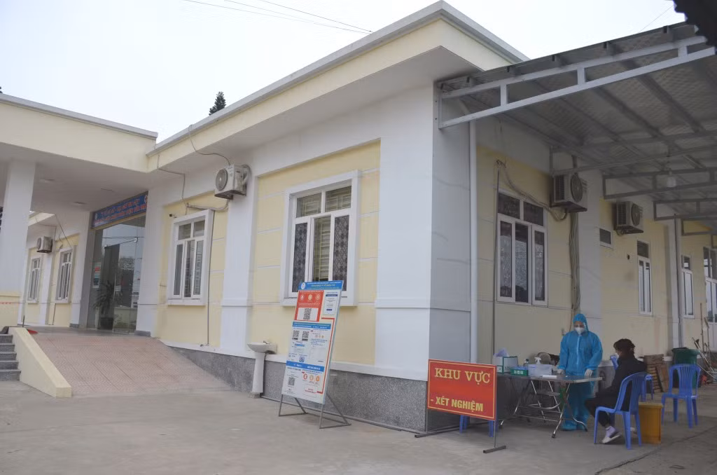 Người dân đến khai báo y tế, thực hiện test nhanh Covid-19 tại Trạm y tế phường Hưng Đạo (TX Đông Triều).