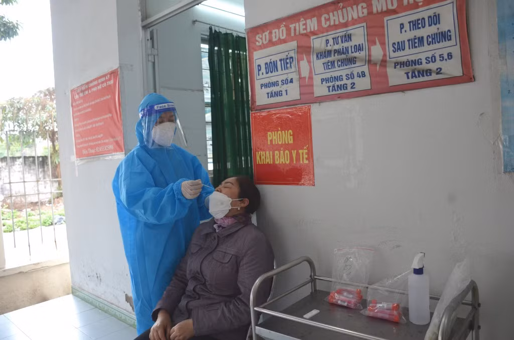 Các y, bác sĩ ở Trạm y tế vừa đảm nhận nhiệm vụ phòng, chống dịch vừa khám chữa bệnh cho người dân.