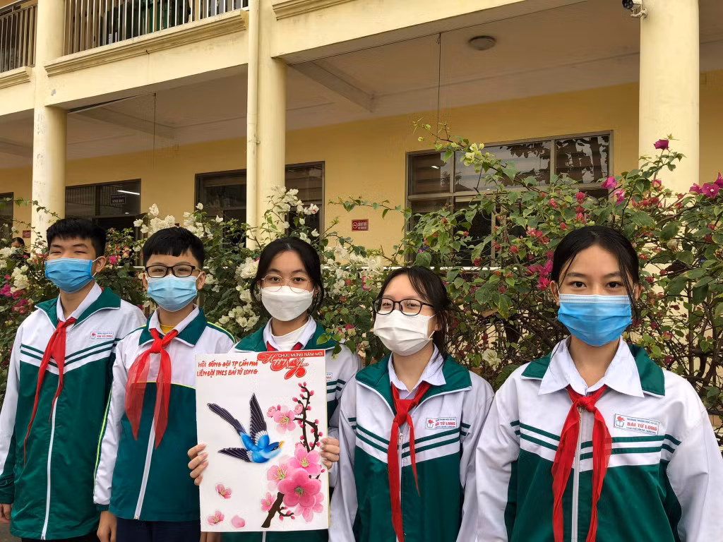 Học sinh trường THCS Bái Tử Long (TP Cẩm Phả) tự tay làm những tấm thiệp chúc Tết gửi tới các chiến sĩ bộ đội biên phòng.