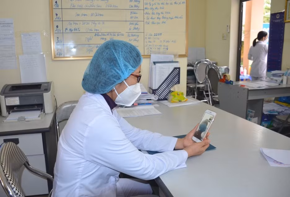 Cán bộ Trạm Y tế phường Hồng Hải (TP Hạ Long) hỗ trợ điều trị F0 tại nhà qua zalo.