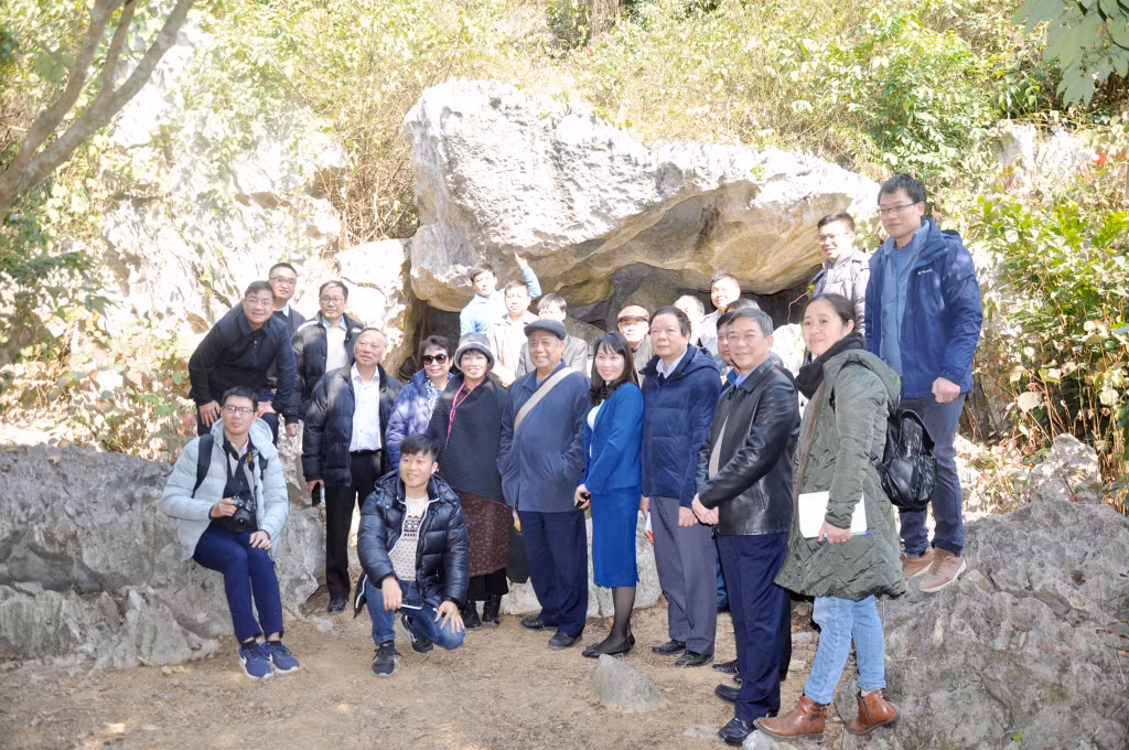 Các nhà khoa học tìm hiểu và chụp ảnh lưu niệm tại tấm bia Thiên Long Uyển, núi Thiên Liêu (xã Yên Đức, Đông Triều).
