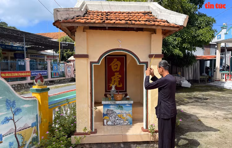 Ông Nguyễn Ngọc Trác, Trưởng ban Ban Trị sự Trung ương Phật hội Tứ Ân Hiếu Nghĩa thắp nhang miếu thờ “ông hổ” tại miếu Thần Sơn.