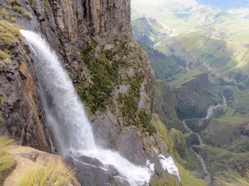 Thác Tugela nằm trong Vườn quốc gia Hoàng gia Natal (Nam Phi), rơi từ độ cao 947 m trên núi Drakensberg. Đây là thác nước cao nhất ở châu Phi. Thời gian tốt nhất để ngắm thác là mùa mưa và mùa hè.