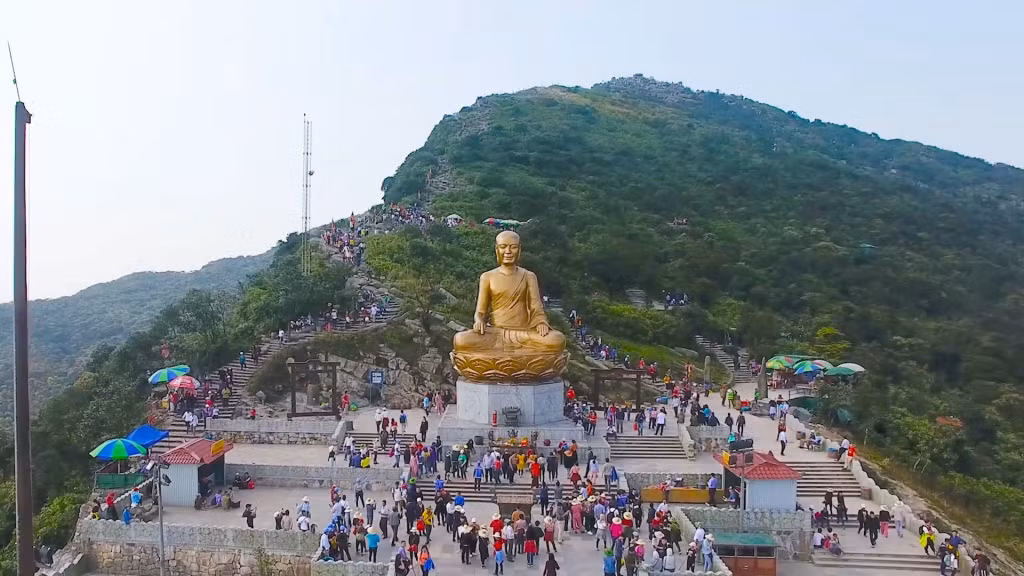 Du khách chiêm bái tượng Phật trên Yên Tử.