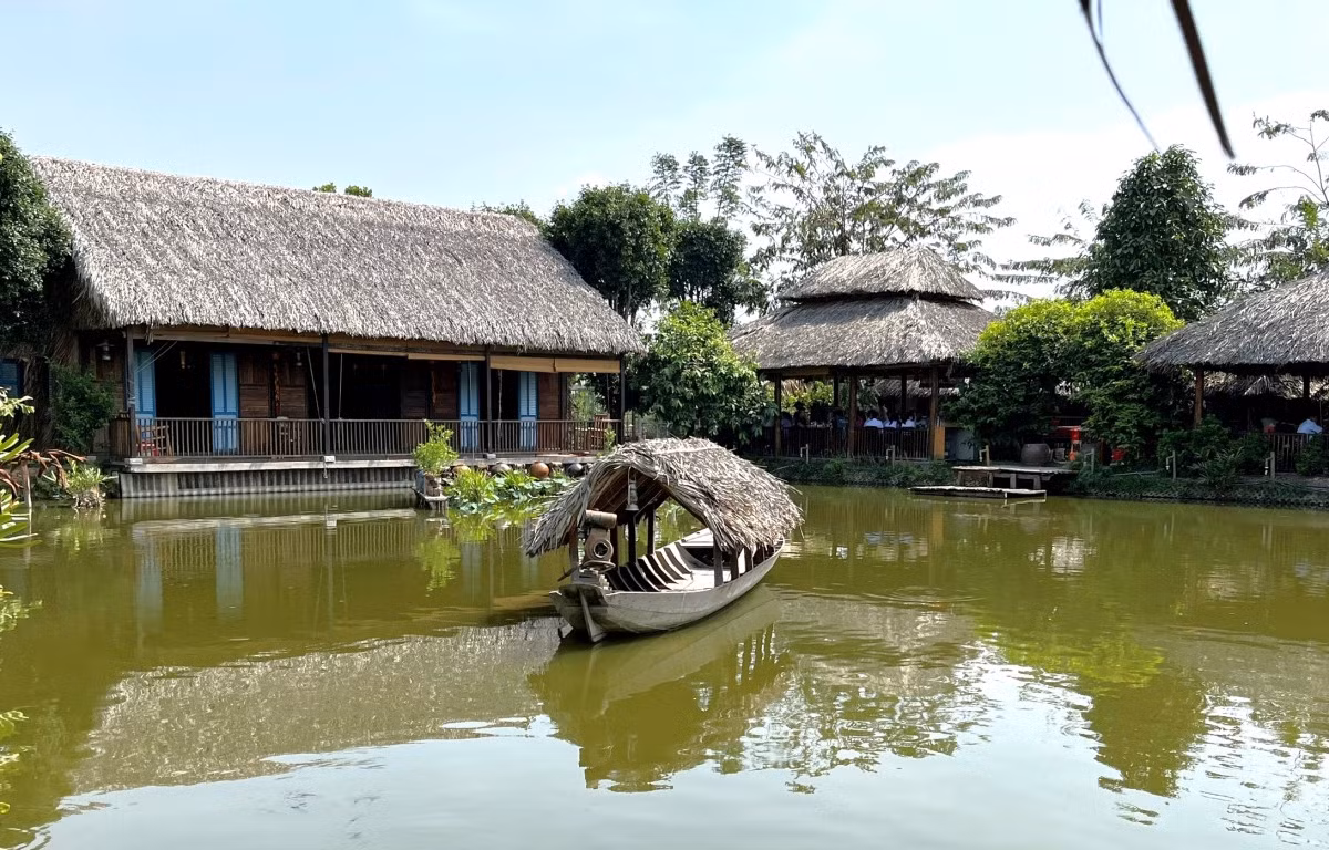 Cần Thơ nổi tiếng với các điểm du lịch sinh thái miệt vườn đậm chất Nam Bộ. Muốn có không gian trải nghiệm nét xưa miền Tây, bạn có thể ghé khu sinh thái ẩm thực Quê mình, phường Hưng Lợi, quận Ninh Kiều. Nơi này có diện tích khoảng 7.000 m2 gồm không gian cây xanh, ao hồ, nhà vườn trưng bày các món đồ xưa cũ cách đây hàng chục năm.