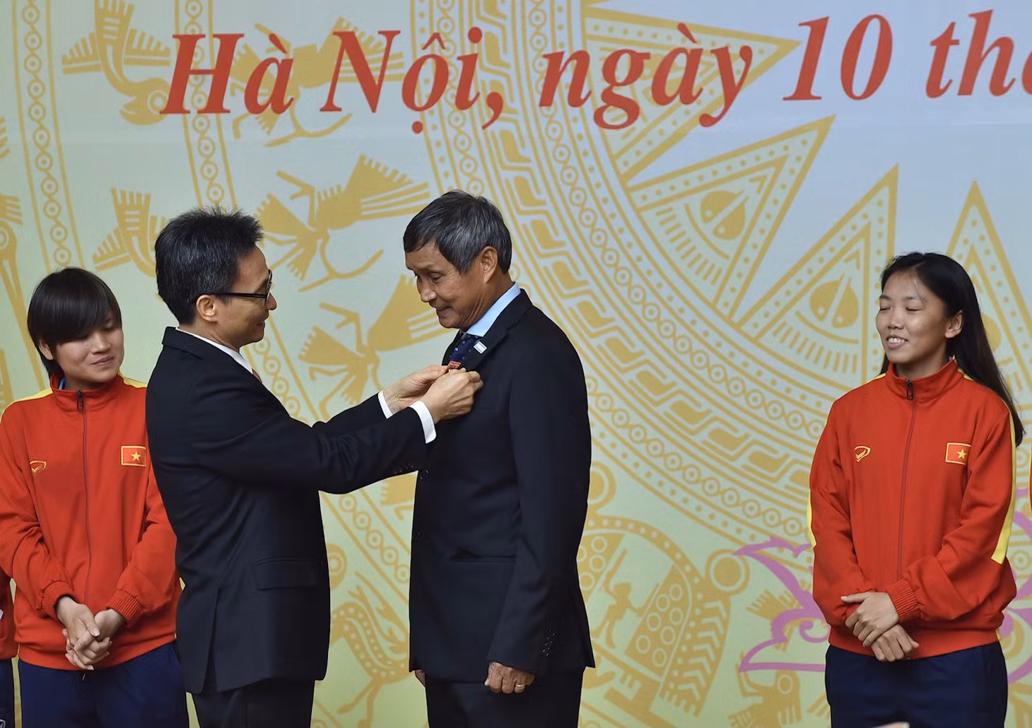 Phó Thủ tướng Vũ Đức Đam trao Huân chương Lao động hạng Nhất tặng Huấn luyện viên trưởng Mai Đức Chung.