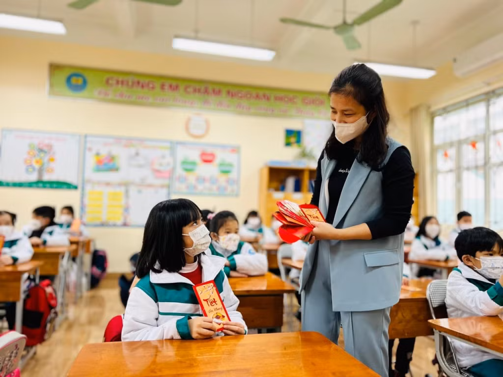 ... và phấn khởi nhận lì xì năm mới của cô giáo. Ảnh: Trường TH-THCS-THPT Văn Lang.