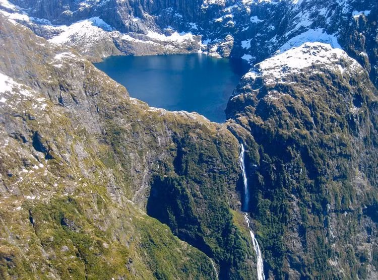 Browne là thác nước nằm trong công viên quốc gia Fiordland, New Zealand. Độ cao của thác Browne là 836 m, không đổ theo đường thẳng như bình thường mà chảy theo các vách núi. Tên của ngọn thác này được đặt theo tên nhà nhiếp ảnh trên không Victor Carlyle Browne.