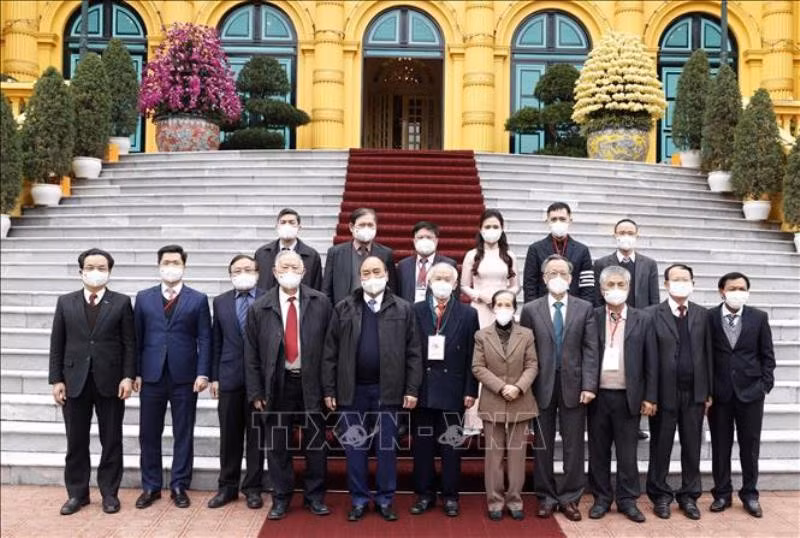 Chủ tịch nước Nguyễn Xuân Phúc với lãnh đạo và các nhà khoa học, chuyên gia kinh tế Hội Khoa học kinh tế Việt Nam. (Ảnh: TTXVN)