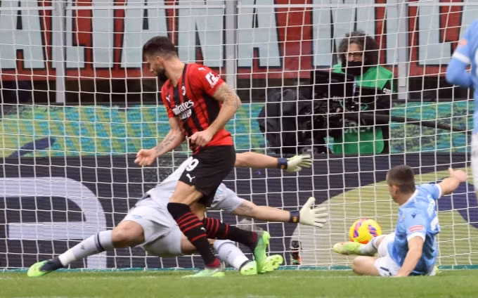 Giroud đệm bóng cận thành tung lưới Lazio. Ảnh: ANSA