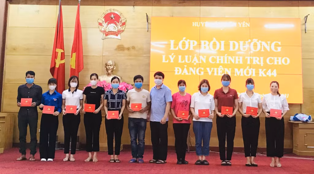 Lãnh đạo Ban Tuyên giáo - Trung tâm Chính trị huyện trao giấy chứng nhận cho các học viên hoàn thành khóa học bồi dưỡng lý luận chính trị, tháng 8/2021. Ảnh: Thiên Vân