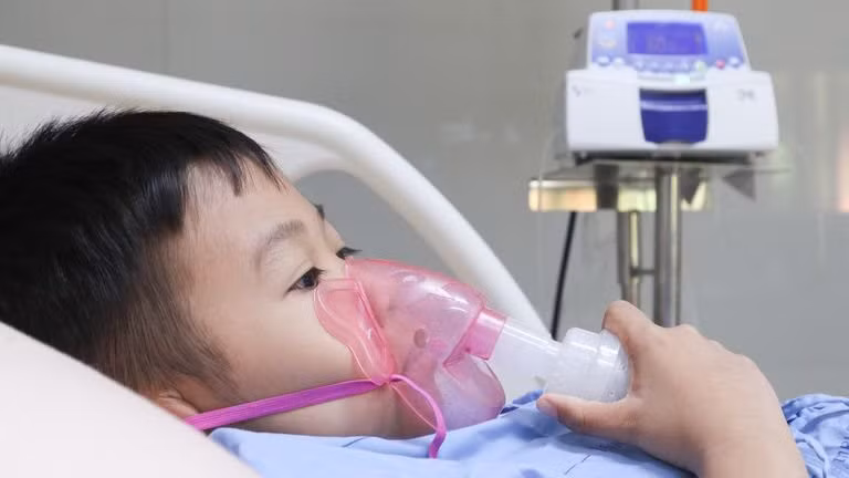 Đa số trẻ mắc MIS-C đều hồi phục tốt, song, hội chứng này vẫn được đánh giá là nguy hiểm, đe dọa tính mạng. Ảnh: Sky News.
