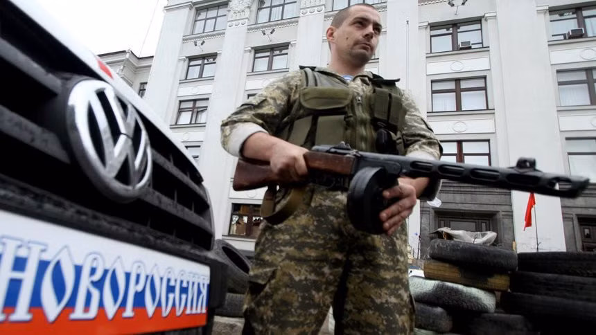 Một thành viên lực lượng ly khai miền Đông Ukraine canh gác một tòa nhà hành chính tại tỉnh Luhansk. Ảnh: AFP.