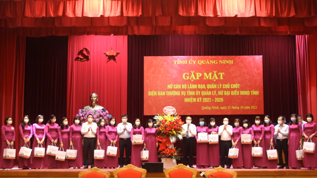 Các đồng chí trong Ban Thường vụ Tỉnh ủy tặng quà cho các nữ cán bộ lãnh đạo, quản lý chủ chốt diện Ban Thường vụ Tỉnh ủy quản lý và nữ đại biểu HĐND tỉnh.