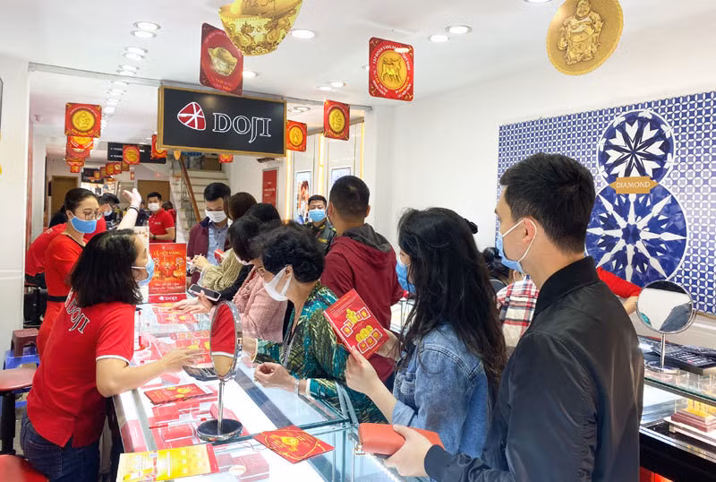 Vào ngày vía Thần Tài người dân thường kéo nhau đi mua vàng cầu may mắn tài lộc (ảnh: TL)