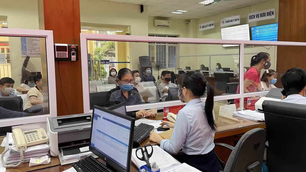 Cán bộ Trung tâm Hành chính công TP Cẩm Phả giải quyết thủ tục của người dân.