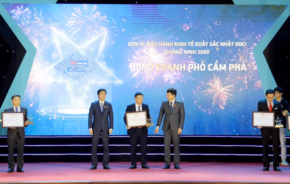Lãnh đạo TP Cẩm Phả nhận trao giấy chứng nhận đơn vị dẫn đầu bảng xếp hạng Chỉ số DDCI Quảng Ninh năm 2020 khối địa phương.