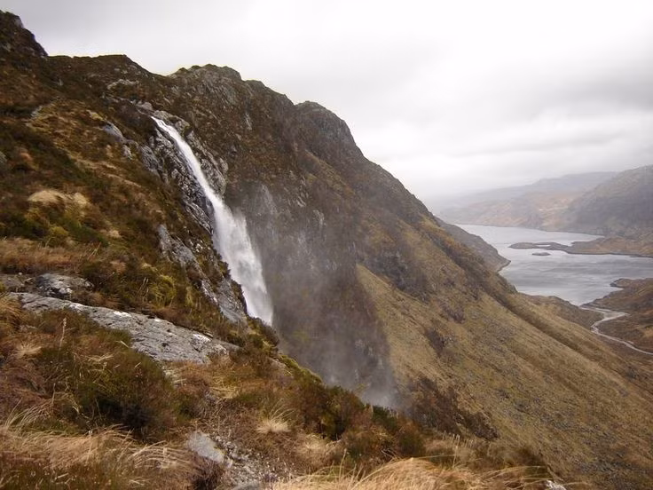 Eas a Chual Auluinn là ngọn thác cao và đẹp nhất, được coi như một ngôi sao của Scotland. Với chiều cao 200m, Eas a Chual Auluinn được nhiều người gọi là “thác nước của mái tóc đẹp”.