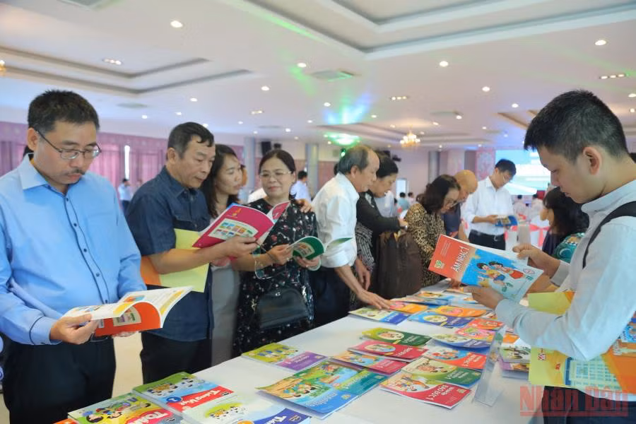 Nhà xuất bản giới thiệu sách giáo khoa biên soạn theo chương trình giáo dục phổ thông mới. (Ảnh tư liệu)