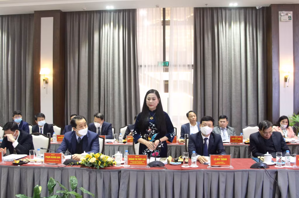 Đồng chí Hoàng Thị Thúy Lan, Ủy viên Trung ương Đảng, Bí thư Tỉnh ủy, Chủ tịch HĐND tỉnh, Trưởng Đoàn ĐBQH tỉnh Vĩnh Phúc, phát biểu tại buổi làm việc.