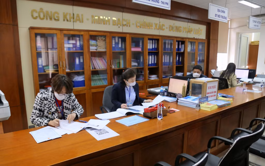 Lãnh đạo thường trực và CBCCVC phường Trần Hưng Đạo (TP Hạ Long) tập trung giải quyết công việc ngay từ những giờ làm việc đầu tiên sau kỳ nghỉ Tết dài ngày.