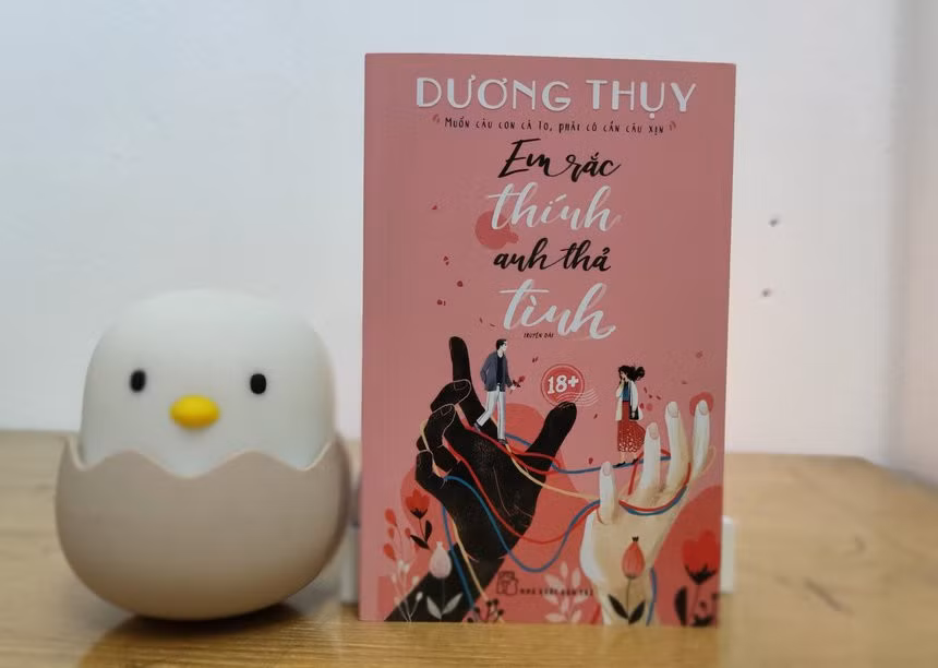 Sách Em rắc thính, anh thả tình của nhà văn Dương Thụy. Ảnh: Thu Huệ.