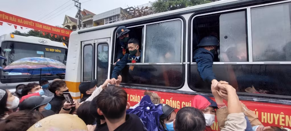 Đông đảo người thân, bạn bè động viên, chia tay các tân binh.