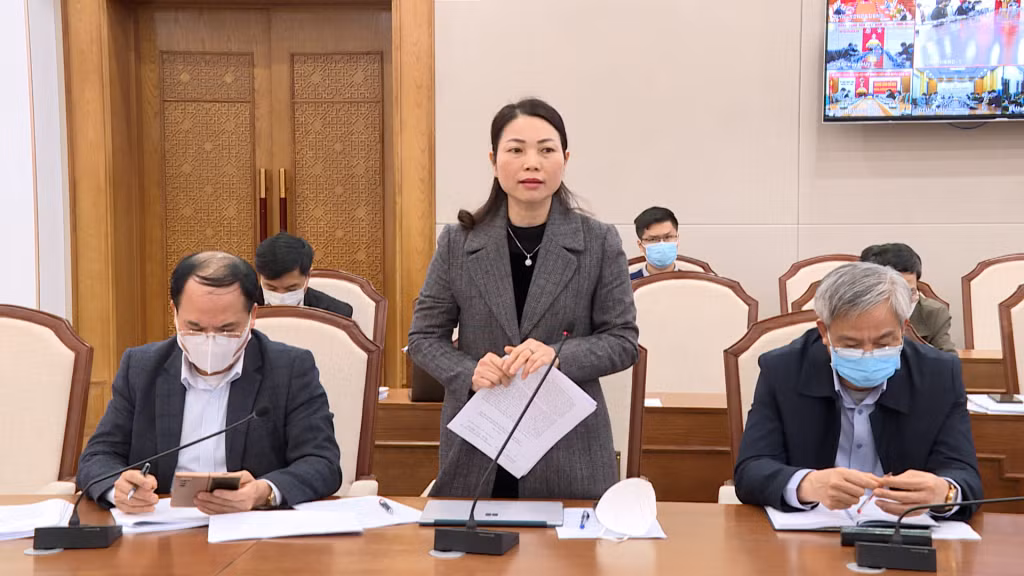 Bà Nguyễn Thị Thúy, Giám đốc Sở Giáo dục và Đào tạo báo cáo về công tác phòng, chống dịch Covid-19 trong trường học.