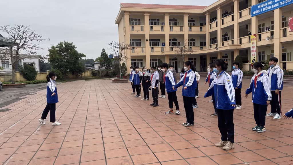 Sở GD&amp;ĐT yêu cầu các trường không tổ chức các hoạt động ngoài trời hoặc cho học sinh ra chơi ngoài trời trong những ngày rét đậm, rét hại. Ảnh chụp tiết thể dục học sinh Trường THCS Cao Thắng, TP Hạ Long, ngày 14/2.