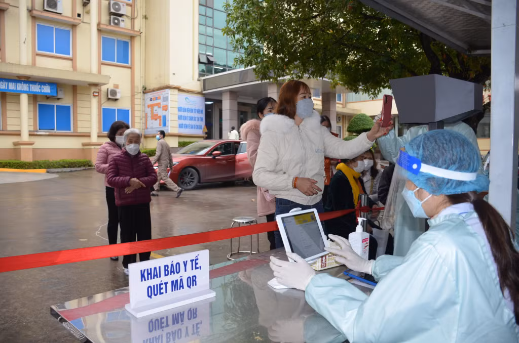Người dân đến khám bệnh tại Bệnh viện Bãi Cháy thực hiện khai báo y tế ngay từ cổng vào.