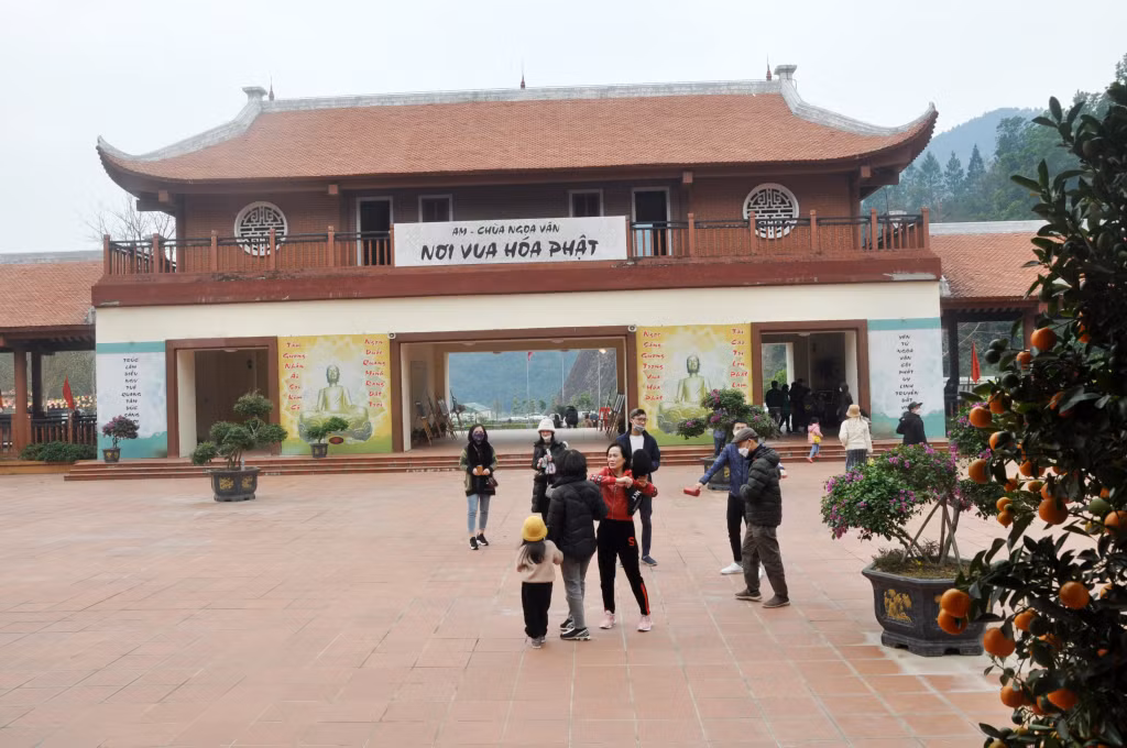 Khách hành hương về với khu di sản nhà Trần tại Đông Triều tập trung chủ yếu ở một số di tích như am - chùa Ngọa Vân, chùa Quỳnh Lâm, đền An Sinh... Ảnh chụp tại khu nhà ga cáp treo dẫn lên chùa Ngọa Vân.