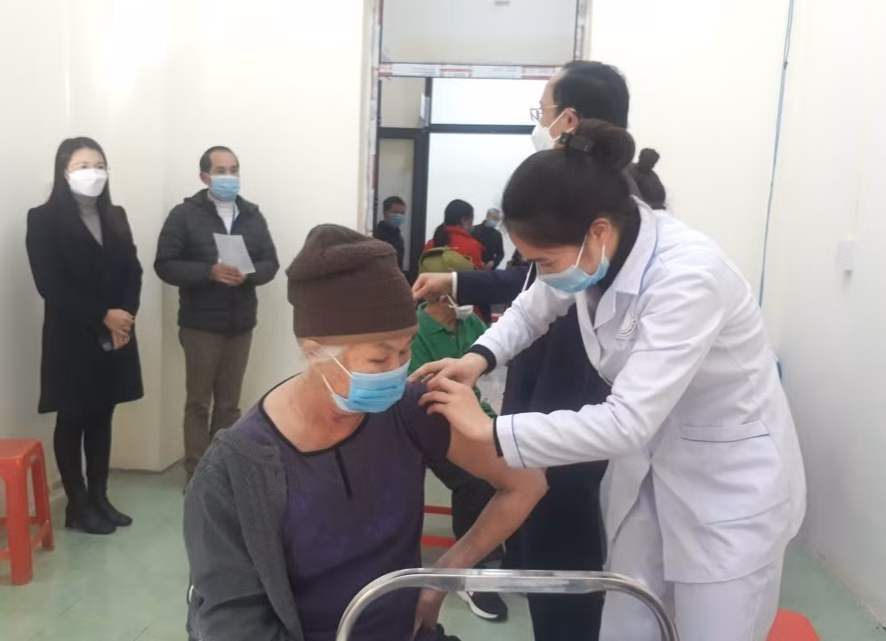 Tiêm vắc-xin phòng Covid-19 mũi 3 cho người dân trên địa bàn huyện.