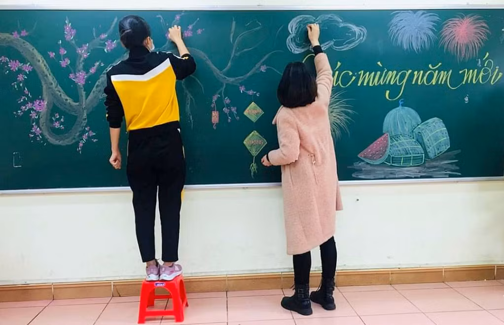 Tại trường Tiểu học Hạ Long, các cô giáo đã có mặt từ rất sớm, trang trí bảng đen, lớp học rực rỡ sắc màu, rộn ràng không khí Tết xuân, sẵn sàng đón các em học sinh quay trở lại trường.