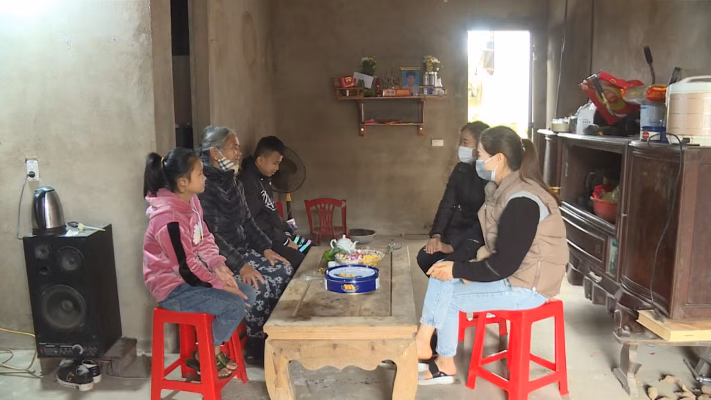 Giáo viên Trường PTDTBT THCS Đồn Đạc, huyện Ba Chẽ (bên phải) vận động học sinh ra lớp sau Tết.