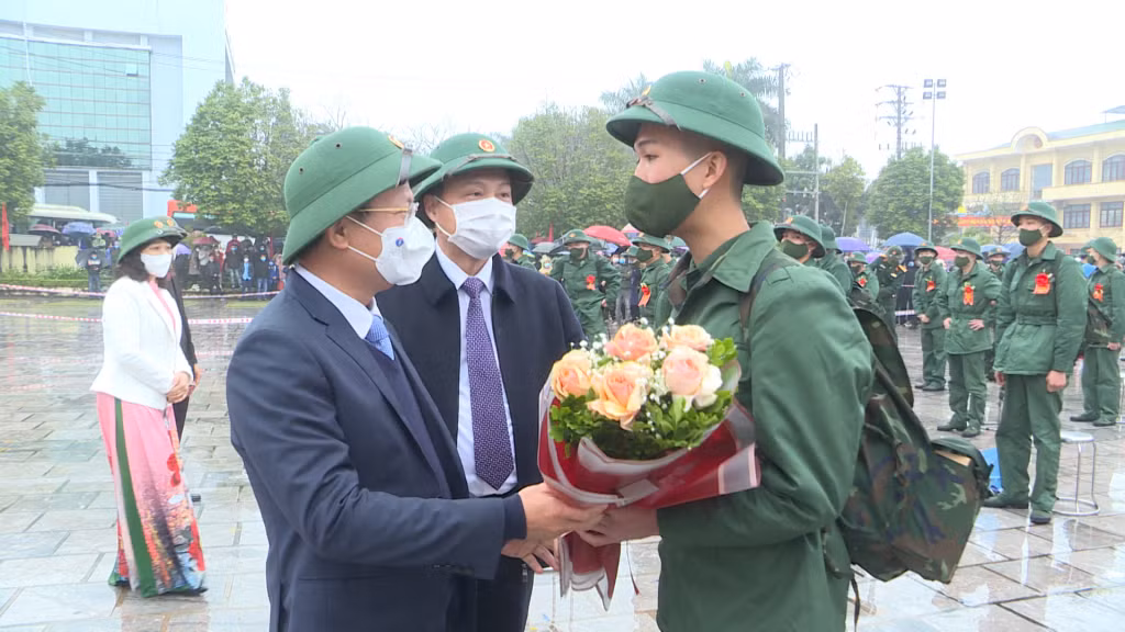 Phó Chủ tịch Thường trực UBND tỉnh Cao Tường Huy tặng hoa các tân binh lên đường nhập ngũ.