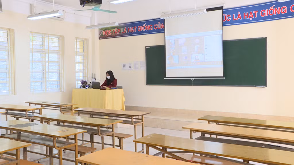 Giáo viên Trường THPT Hòn Gai dạy trực tuyến cho học sinh lớp 12.