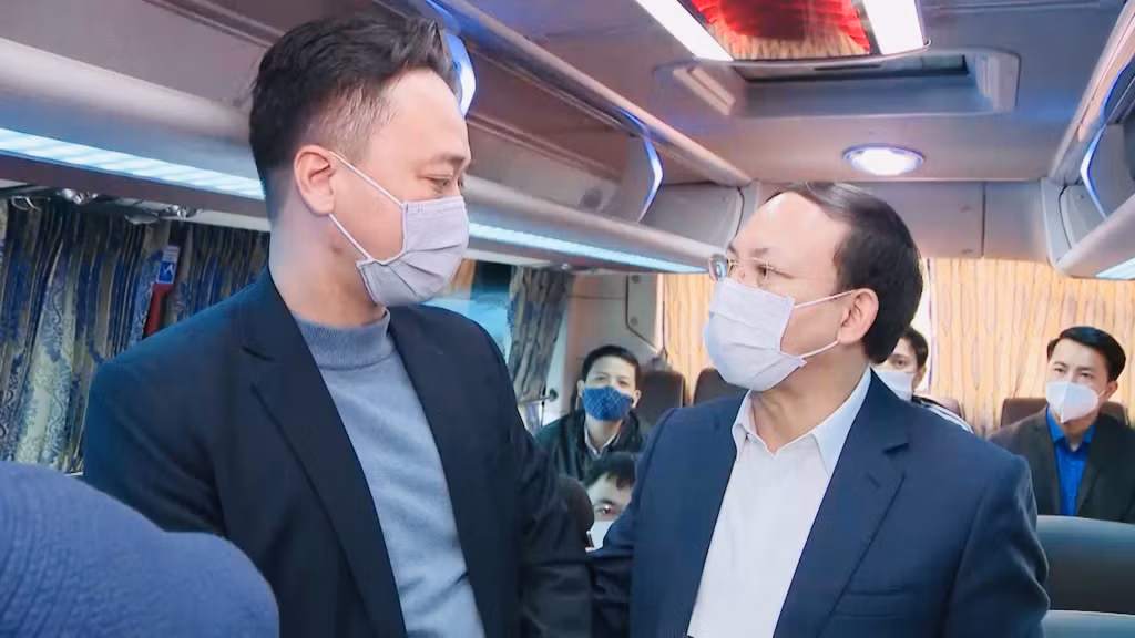 Đồng chí Nguyễn Xuân Ký, Ủy viên Ban Chấp hành Trung ương Đảng, Bí thư Tỉnh ủy, Chủ tịch HĐND tỉnh Quảng Ninh động viên, tiễn công nhân về quê ăn Tết.