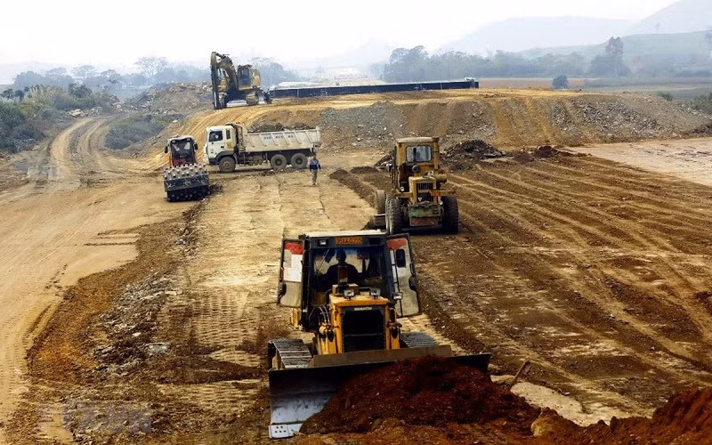 Nhà thầu thi công đoạn tuyến của dự án cao tốc Bắc-Nam phía Đông. (Ảnh: Huy Hùng/TTXVN)